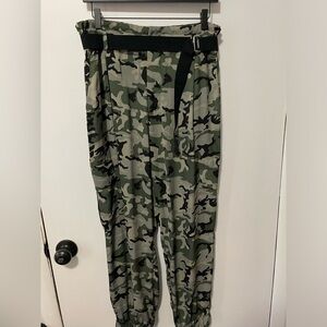 Women’s Size L Elan Camo Joggers